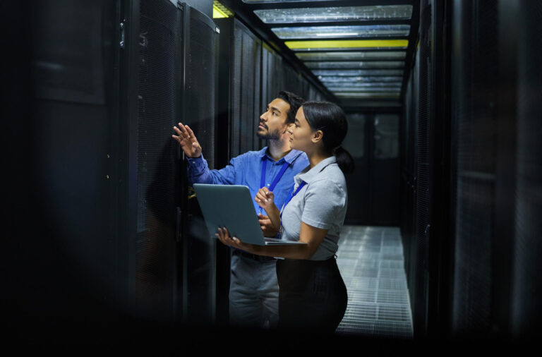 Home Aprenda tudo sobre racks industriais para TI: usos, escolha e aplicações em CFTV e telecom. Conte com a D2W.