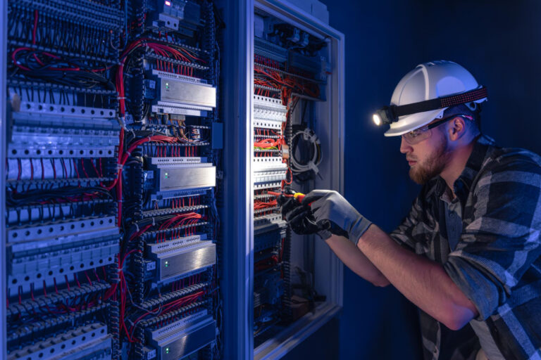 Saiba como planejar a instalação de datacenter com eficiência: racks, energia, refrigeração e muito mais em um só conteúdo.