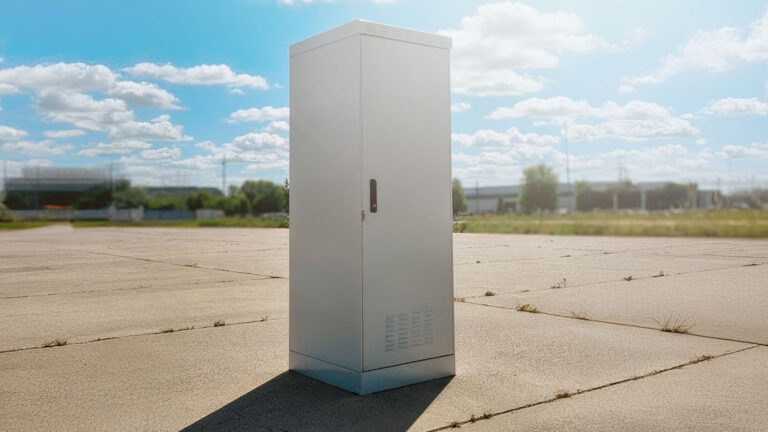 Descubra os cuidados essenciais para manter seu gabinete outdoor eficiente no verão e evite falhas por superaquecimento.