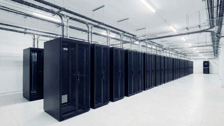 Sustentabilidade em datacenters: como eficiência energética, racks otimizados e tecnologias avançadas protegem o futuro sem perder desempenho.