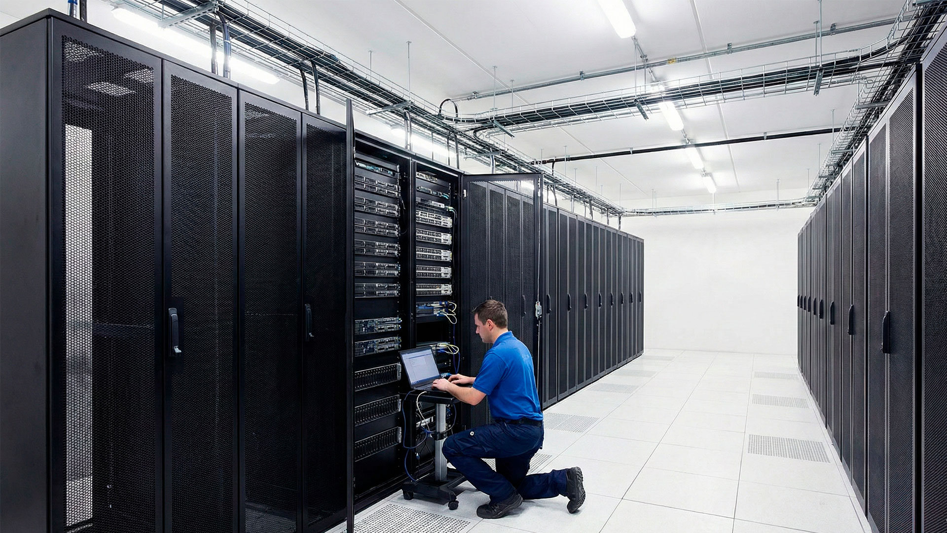 Entenda como o rack telecom organiza sua infraestrutura de TI, melhora a ventilação e garante a segurança dos equipamentos com as soluções D2W.