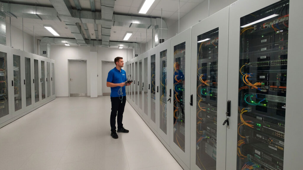 Proteja seus ativos de TI com o gabinete de rede ideal. Descubra como garantir ventilação, segurança e organização para seus equipamentos.