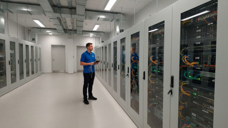 Proteja seus ativos de TI com o gabinete de rede ideal. Descubra como garantir ventilação, segurança e organização para seus equipamentos.